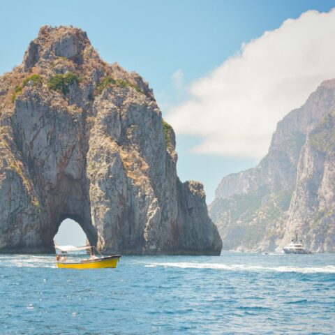 Capri — o arco natural visto do barco