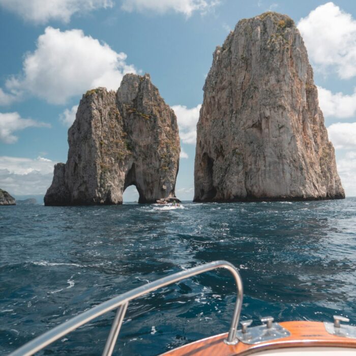 Capri — os Faraglioni saindo do mar
