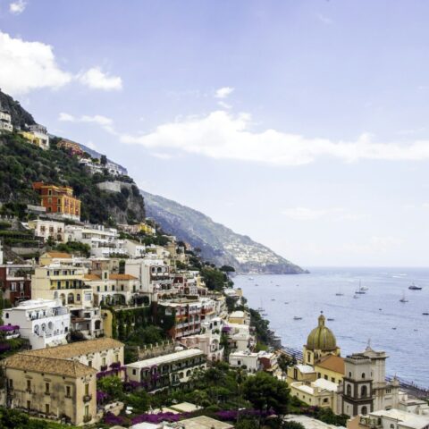 Positano — a vila descendo a encosta até o mar, na Costa Amalfitana
