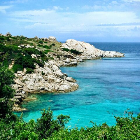 Sardenha — costa rochosa entre Bosa e Alghero