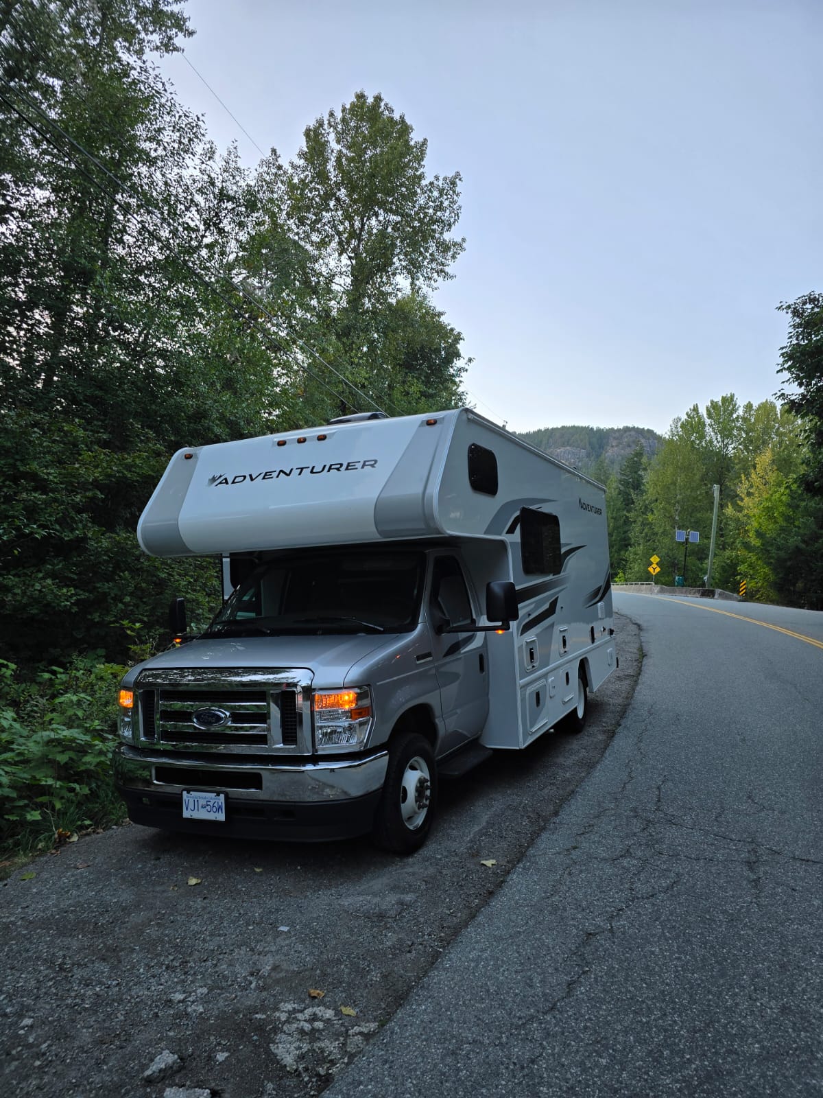 motorhome-canada-estrada-manha Canadá Motorhome Experience 2027 | Rockies em RV | 11 a 20/09 - Imagem 5