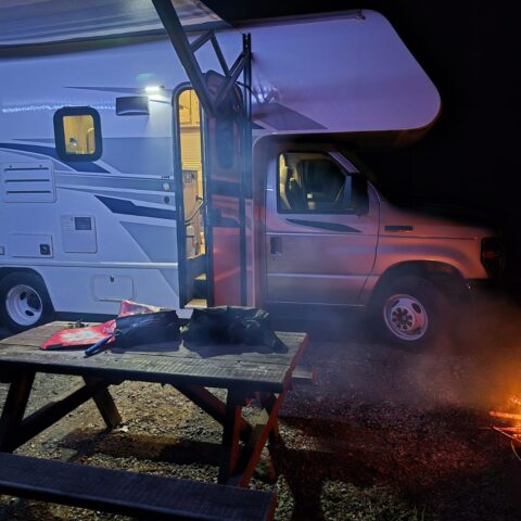 motorhome-canada-noite-porta-aberta
