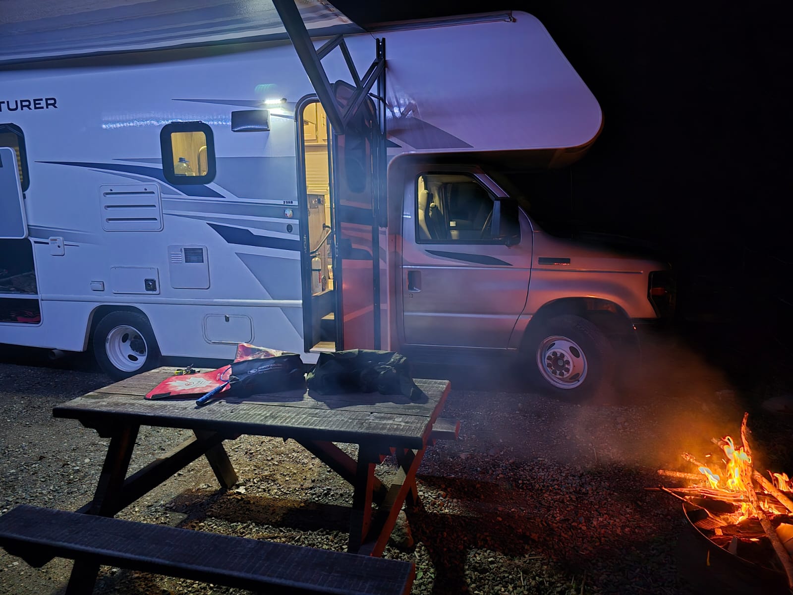 motorhome-canada-noite-porta-aberta Canadá Motorhome Experience 2027 | Rockies em RV | 11 a 20/09 - Imagem 8
