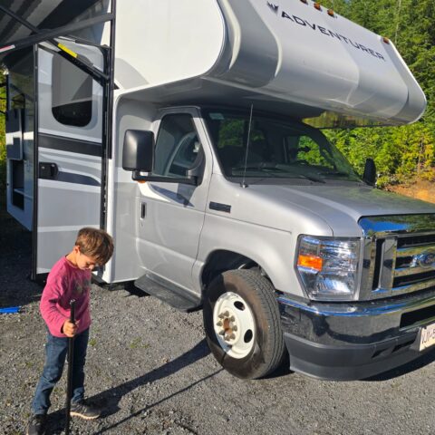 motorhome-canada-parada-floresta