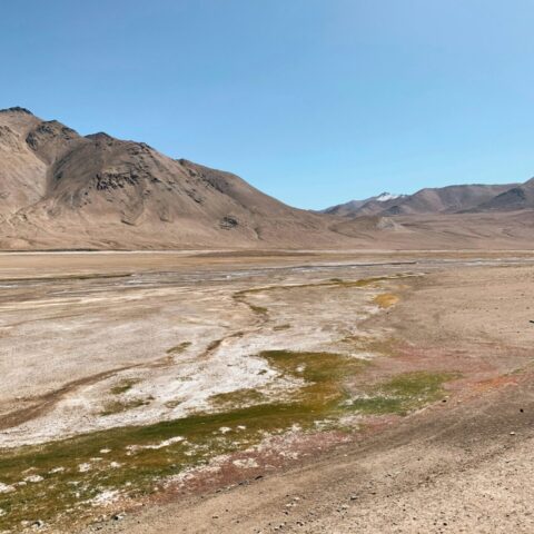 Pamir — cordilheira sob o céu azul