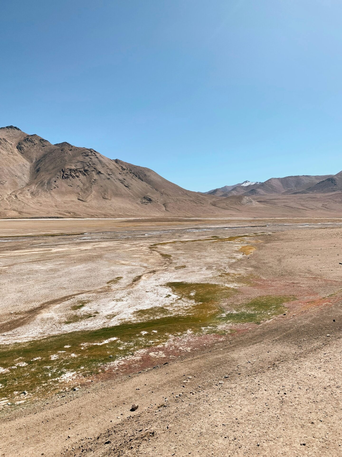 Pamir — cordilheira sob o céu azul Pamir — cordilheira sob o céu azul
