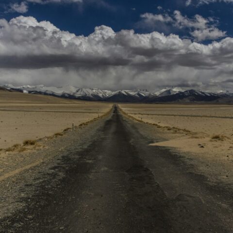Pamir Highway — reta no planalto a 4.000 m