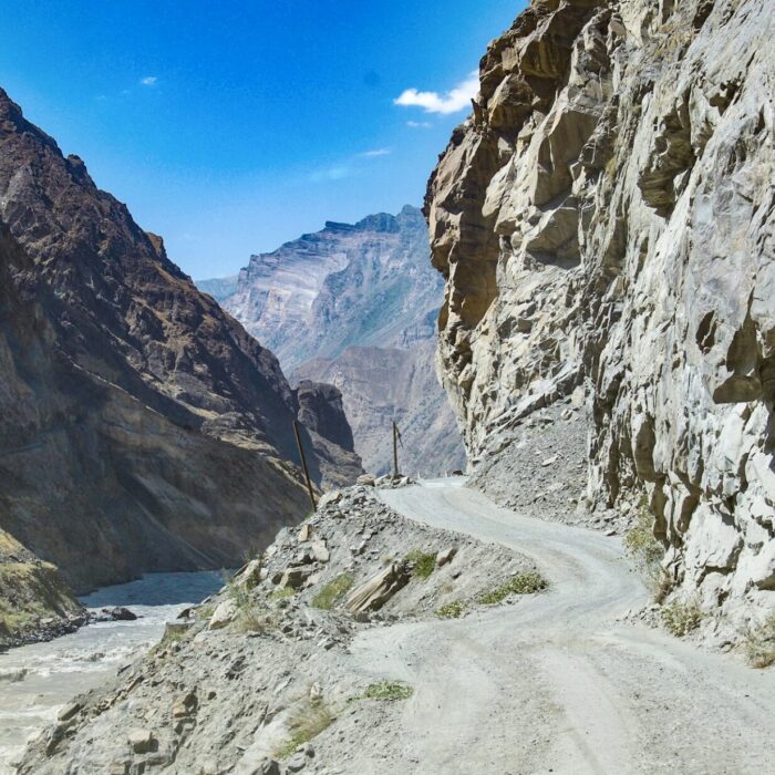 Pamir Highway — estrada na encosta sobre o rio Panj