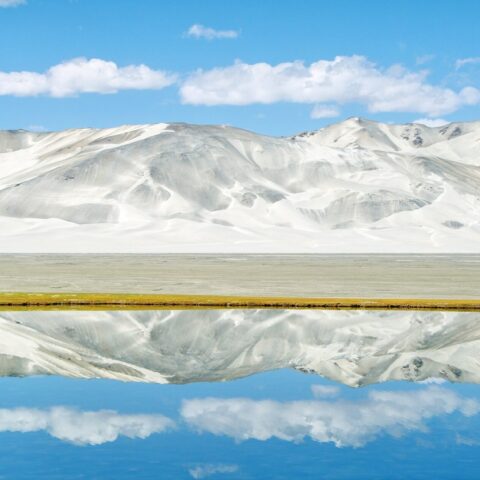 Pamir — lago de altitude cercado de montanhas