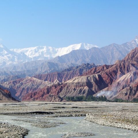 Pamir — vale e rio entre montanhas