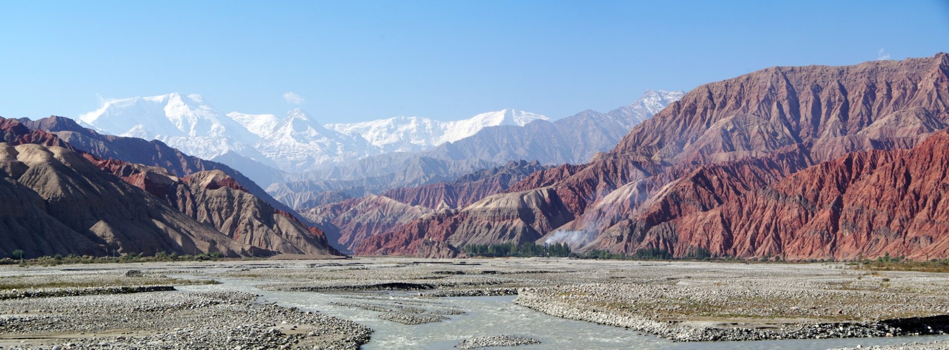Pamir — vale e rio entre montanhas