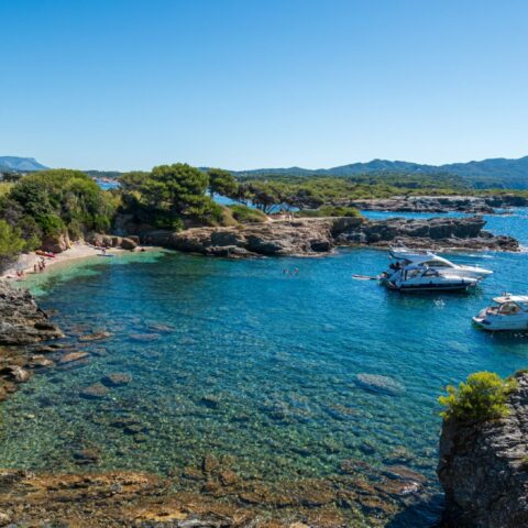 Côte d Azur — enseada de água azul no litoral francês