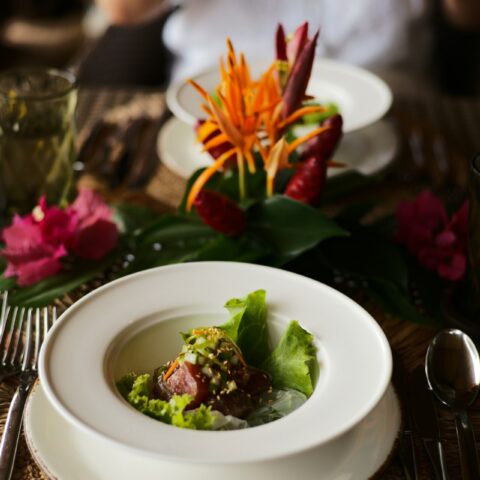 Alta gastronomia em Bali, com flores tropicais à mesa