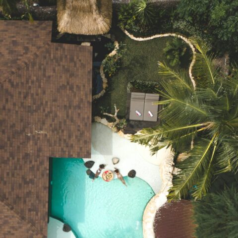 Café da manhã flutuante na piscina da vila