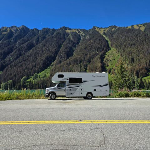 Motorhome classe C estacionado a beira de lago turquesa nas Montanhas Rochosas do Canada
