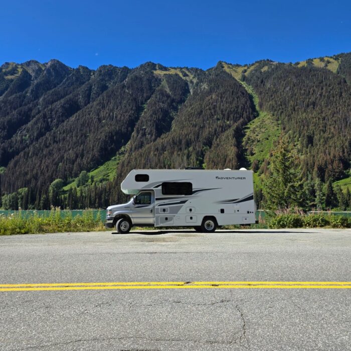 Motorhome classe C estacionado a beira de lago turquesa nas Montanhas Rochosas do Canada