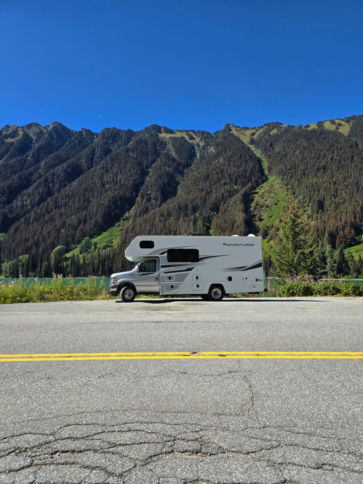 Motorhome classe C estacionado a beira de lago turquesa nas Montanhas Rochosas do Canada